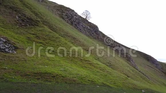 在山顶区国家公园观赏英国的迷人胜境视频的预览图