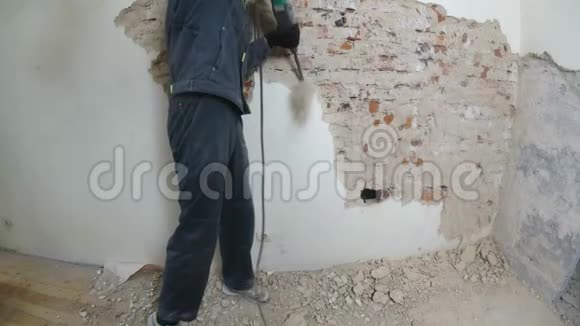 穿防护服的工人拆除石膏墙脏辛苦个人防护设备头盔呼吸器视频的预览图
