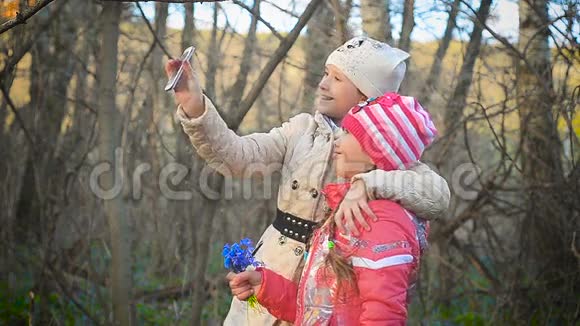 森林里的女孩自拍视频的预览图