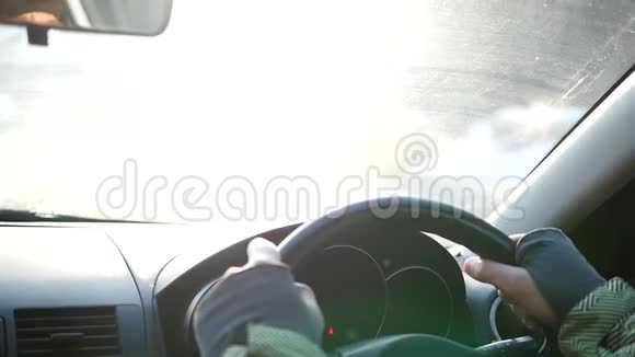 日落时分在高速公路上开车的人转身把手放在方向盘上视频的预览图