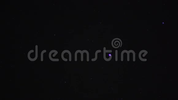 在夜空中拍摄星星视频的预览图