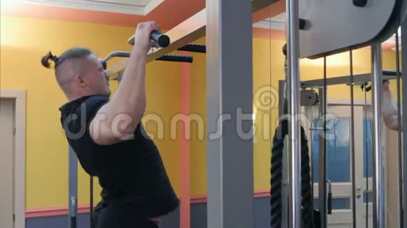 强壮的男子运动员在健身房做俯卧撑视频的预览图