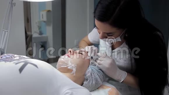 美容师为客户注射透明质酸以恢复皮肤组织生物活化的过程视频的预览图