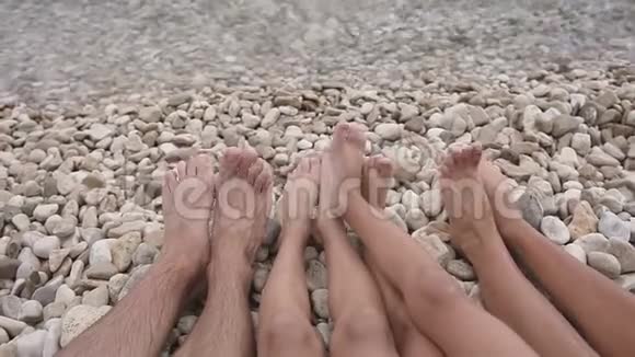 美丽家庭的美腿在亚得里亚海海岸有几英尺克罗地亚视频的预览图