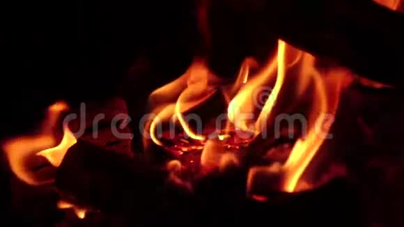 巨大壁炉的灰烬和灰烬燃烧慢动作视频的预览图