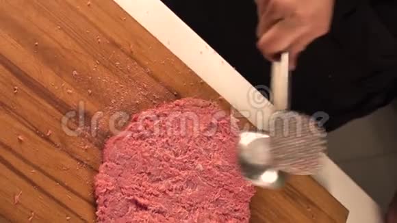 家里厨房里的人准备了一顿肉晚餐视频的预览图