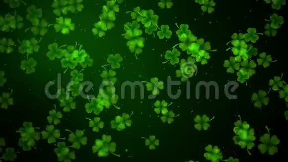 圣帕特里克节和阿尔法马特节的无缝环形运动绿色落叶披风和风背景中的闪光尘埃视频的预览图