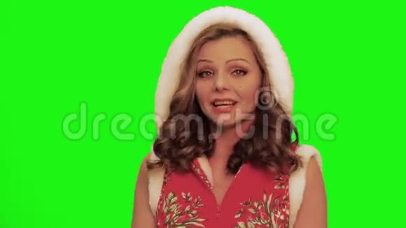 穿着圣诞服装的漂亮女人一边唱歌一边跳舞一边看着镜头里的镜头一边对着色彩视频的预览图