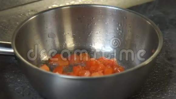 食物准备餐厅烹饪番茄炖菜视频的预览图