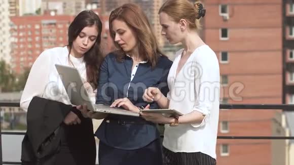 参加会议时穿着商务服装的年轻妇女一群在非正式场合工作的商人女商人视频的预览图
