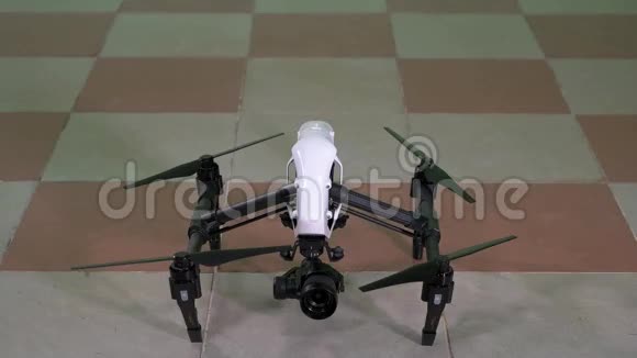 四架直升机在房间里飞行视频的预览图