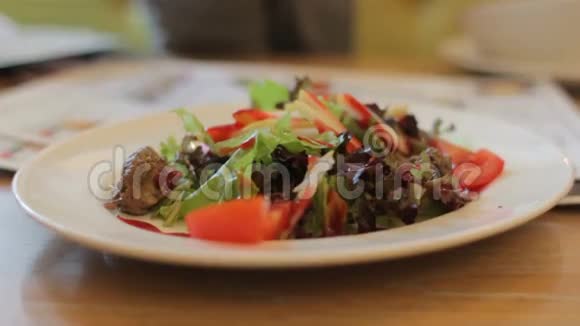 咖啡桌上的新鲜蔬菜沙拉绿色植物和肉视频的预览图