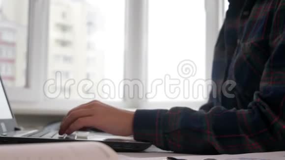 年轻的财务经理在笔记本电脑上工作办公桌上的商业文件包括智能电话手提电脑及视频的预览图