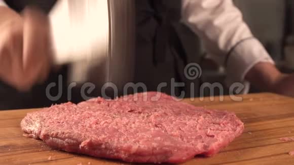 黑板上有一大块多汁的肉农产品视频的预览图