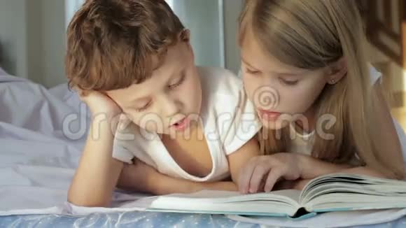 可爱的男孩和他的妹妹在家看书视频的预览图