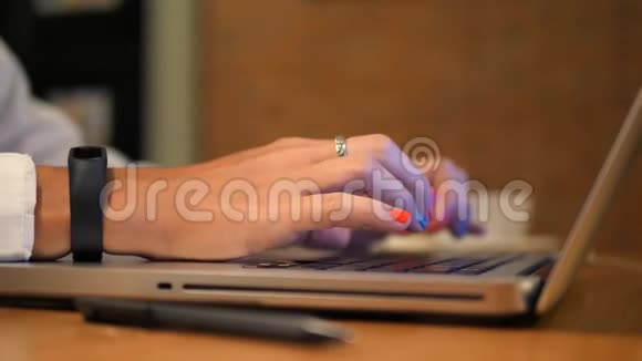 商务女性在办公室电脑键盘上打字4K关闭视频的预览图