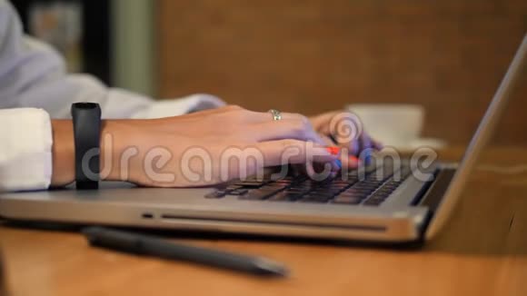 商务女性在办公室电脑键盘上打字4K关闭视频的预览图