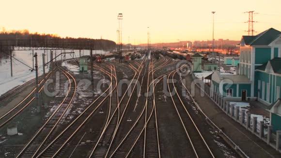 火车站火车铁路货运编组站日落视频的预览图