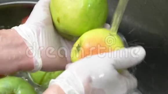 把洗苹果的手举起来视频的预览图