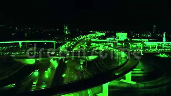 4K高速公路立交的鸟瞰图夜间繁忙的城市交通在道路上超速行驶连接网络视频的预览图