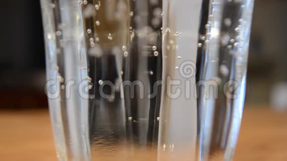 干净的气泡水在透明玻璃与上升气泡特写视频视频的预览图
