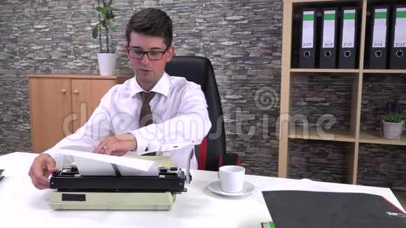 秘书在工作场所用一杯咖啡在桌子旁打字视频的预览图