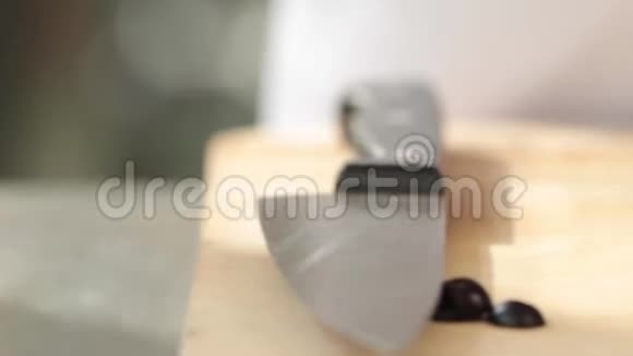 餐厅厨房的视频厨师正在准备一份带橄榄的沙拉视频的预览图