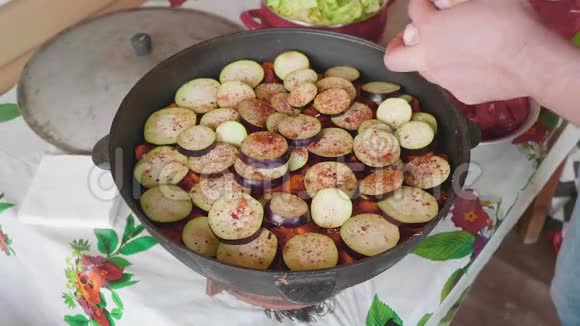 白色厨师的手加入蒜瓣到大锅与蔬菜1视频的预览图