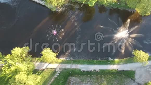 两个美丽的喷泉水溅在泉水河上空中视频的预览图
