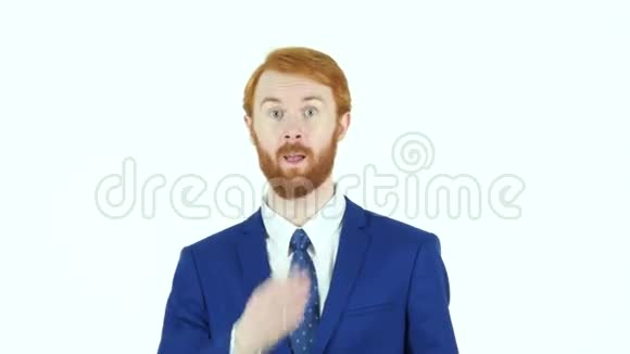 红发胡子商人的飞吻白色背景视频的预览图