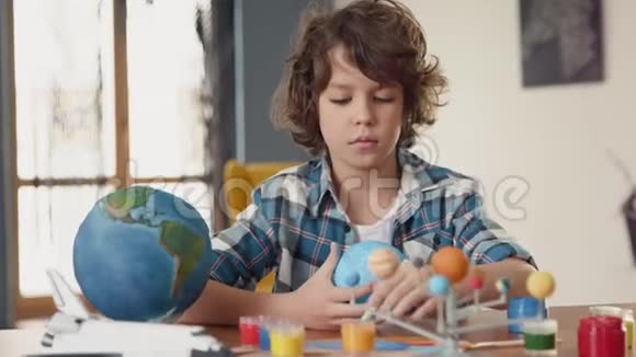 教育理念学校创意儿童地球艺术绘画视频的预览图
