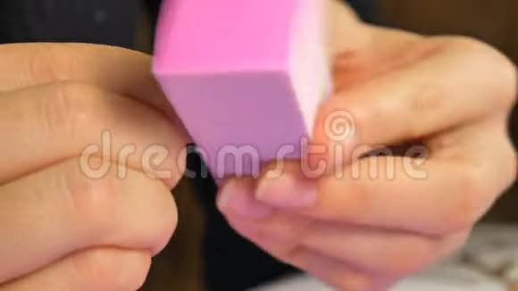 女人去除凝胶像指甲油后它被凝胶去除软化视频的预览图