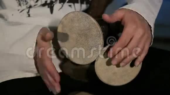 人的手在一个叫卡苏雷的阿拉伯打击乐器鼓上鼓出一个节拍视频的预览图