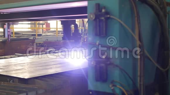 金属等离子切割生产中激光切割金属特写工业慢模等离子视频的预览图