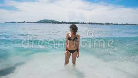 穿着泳衣的旅游海滩她在巴厘岛享受着纯净而无尽的绿松石海洋她有人陪着视频的预览图