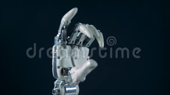 白色机器人手弯曲手指特写视频的预览图