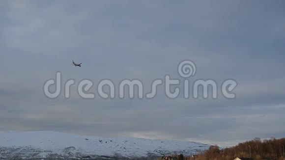 在北极圈巨大的雪山景观降落的SAS飞机视频的预览图