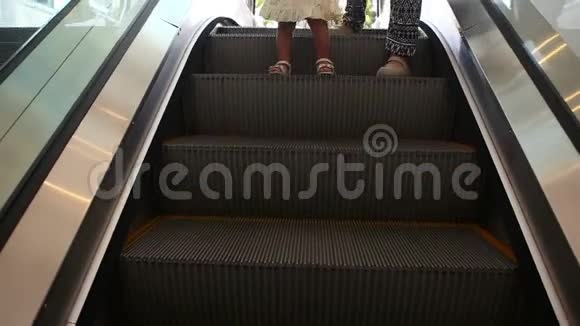 小孩和她母亲在自动扶梯上移动视频的预览图