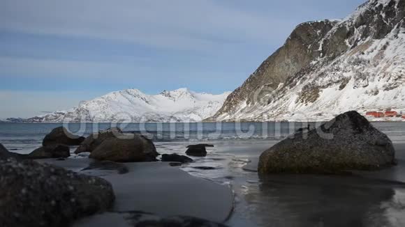 美丽的沙质海岸北极圈有着巨大的雪山背景视频的预览图