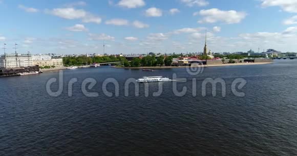 俄罗斯圣彼得堡2017年6月4日彼得和保罗堡和哈里岛从涅瓦河视频的预览图