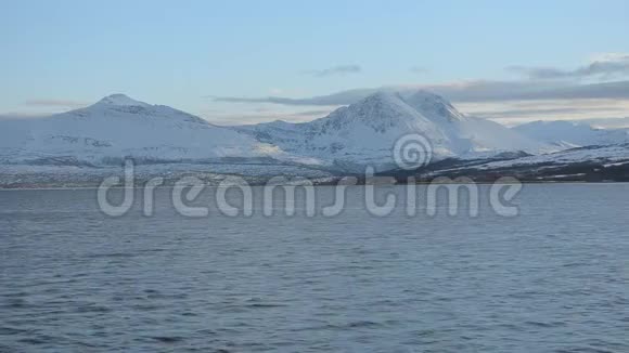 两艘私人水艇在蓝色峡湾上赛车后面是雪山视频的预览图