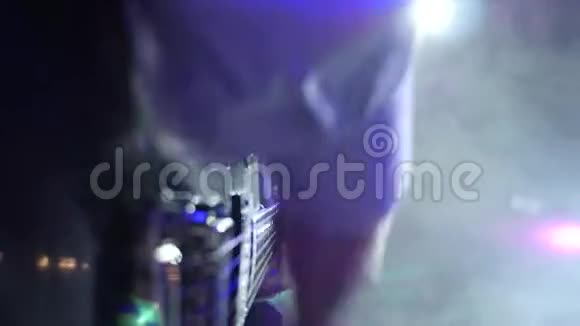 爵士乐队在舞台上特写吉他手在舞台的烟雾和灯光下演奏视频的预览图