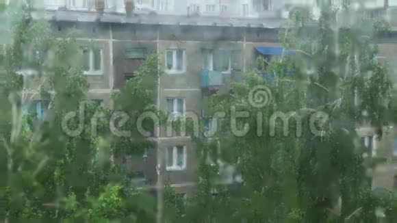 城市背景下窗户表面的雨滴机架焦点视频的预览图
