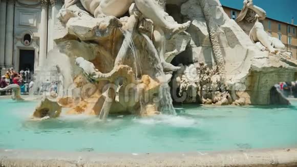 倾斜射击意大利罗马纳沃纳广场的四河喷泉视频的预览图