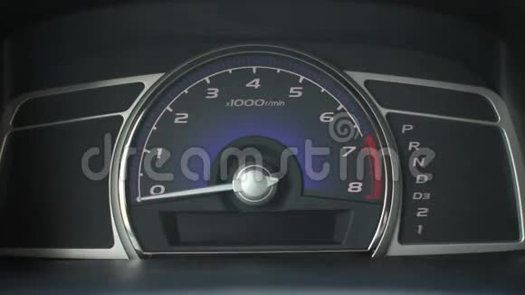汽车仪表盘上的测速仪视频的预览图
