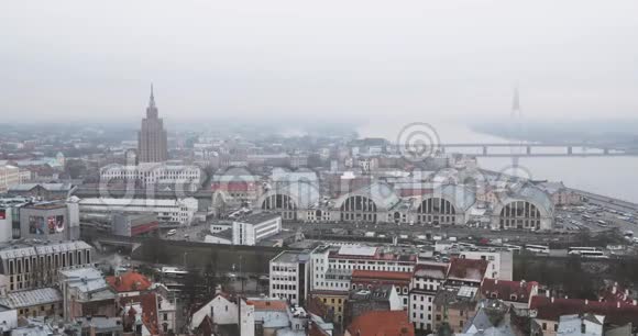 拉脱维亚里加雾蒙蒙的雨天俯瞰城市景观拉脱维亚科学院建立在莫斯科斯大林模式之上视频的预览图