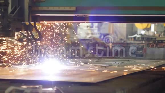 金属等离子切割生产中激光切割金属特写工业慢模视频的预览图