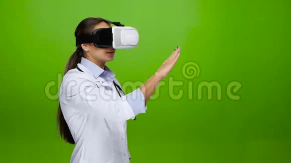 使用虚拟现实眼镜进行培训医学视频的预览图