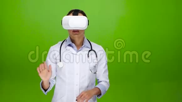 使用虚拟现实眼镜查看医疗档案视频的预览图