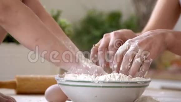 厨房里的一家人打散面粉做饭关门视频的预览图